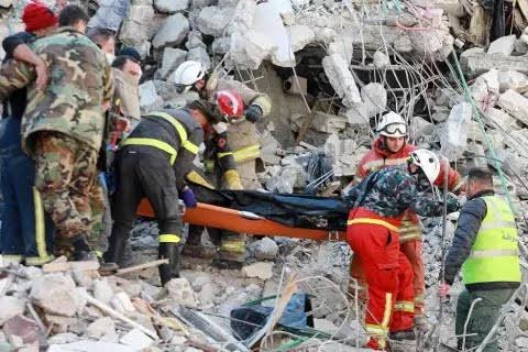 Tim penyelamat berpacu dengan waktu mencari korban direruntuhan dampak gempa Turki (foto/int)